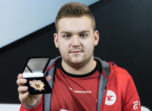 重磅！LPL官宣首发名单变动，Uzi取代Doggo出战，下路对线Viper